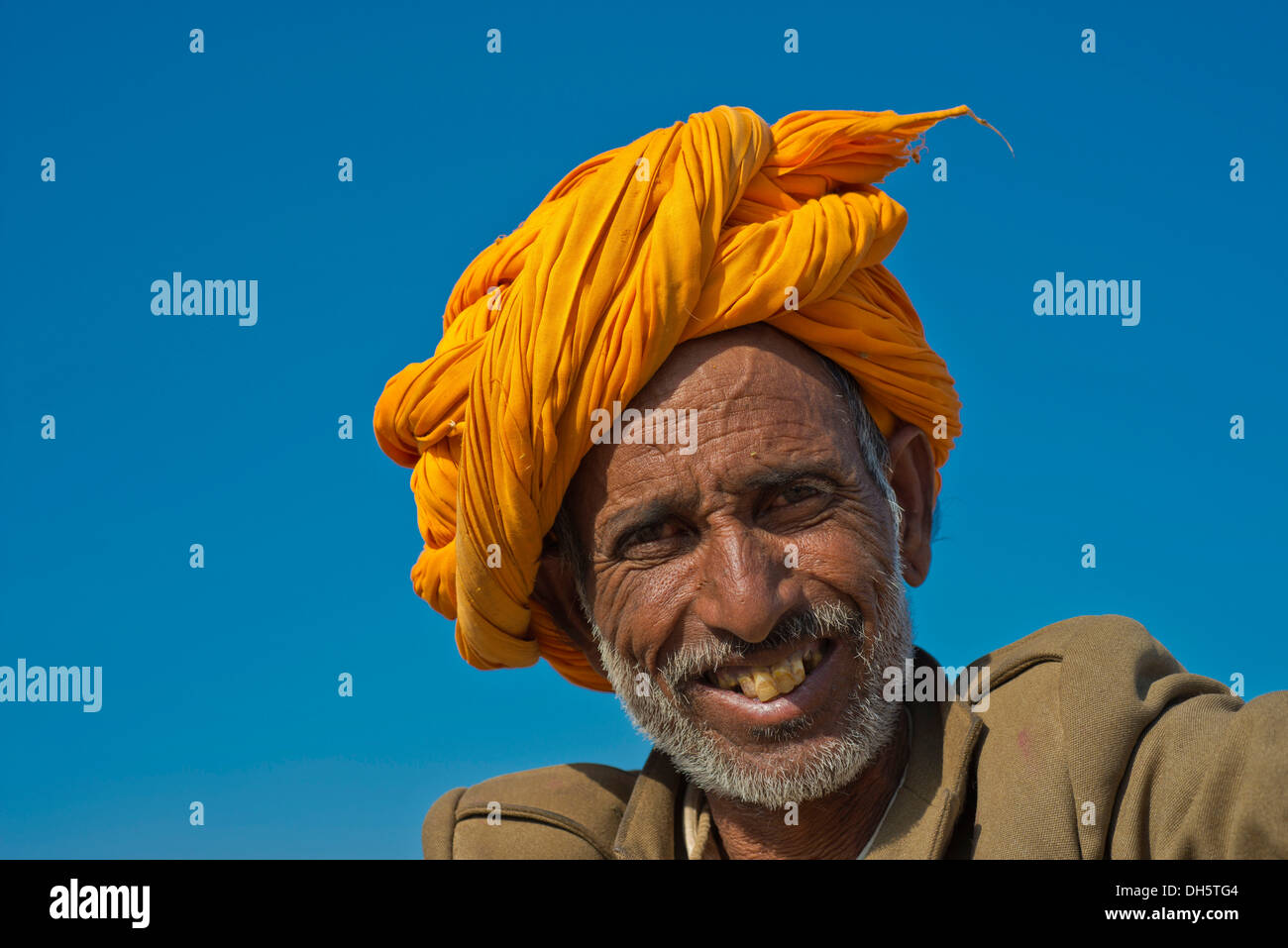 Un Hombre Con Un Turbante Amarillo Imagen editorial - Imagen de cara,  amarillo: 41109855
