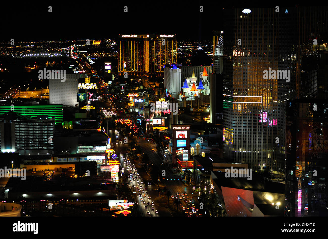 Escena nocturna, el Strip, el MGM Grand Hotel de lujo, Nueva York, Mandalay Bay, Excalibur, Las Vegas, Nevada, Estados Unidos de América Foto de stock