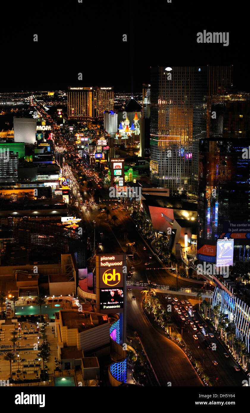 Escena nocturna, el Strip, el MGM Grand Hotel de lujo, Nueva York, Mandalay Bay, ExcaliburBellagion, Las Vegas, Nevada Foto de stock