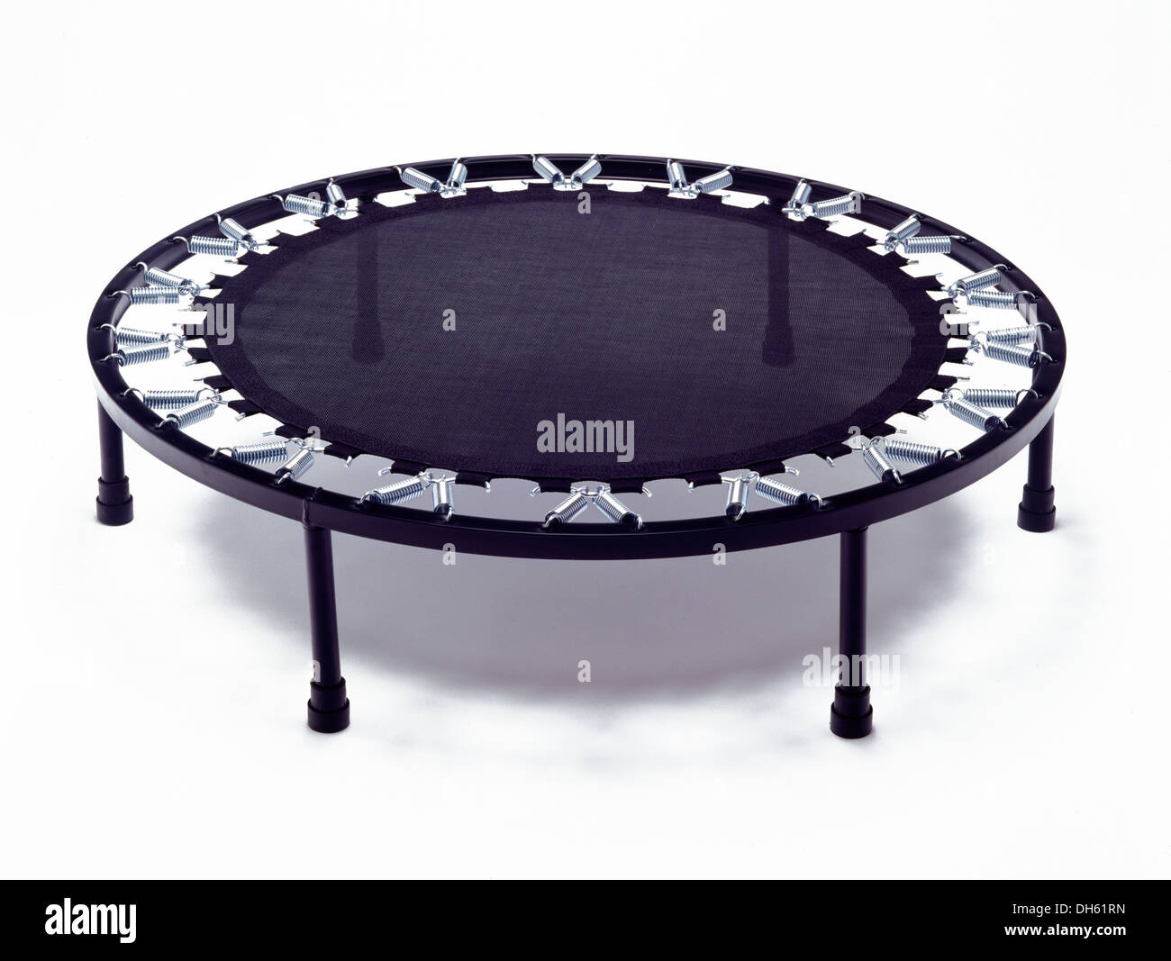 Un trampolin redondo sobre un fondo blanco Fotografía de stock - Alamy