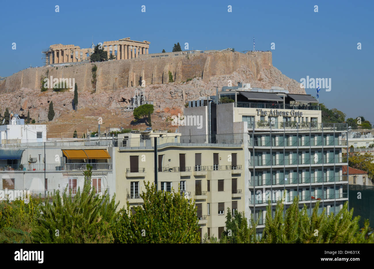 El Partenón, la Acrópolis, Atenas, Grecia, Atenas El Hotel disfruta de una bonita vista de él, como si estuviera en su jardín trasero. Foto de stock