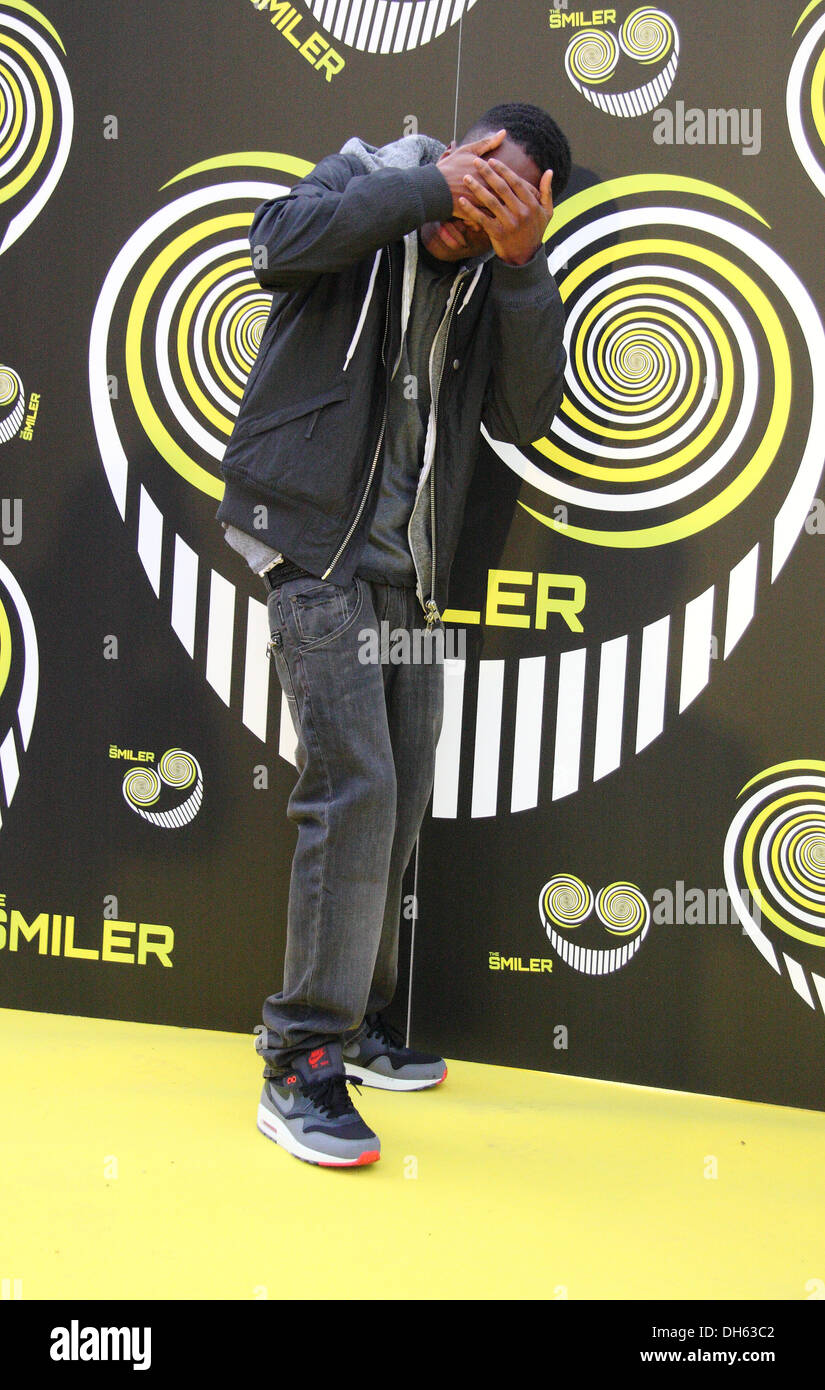 El cantante de hip hop, Tinchy Stryder en la rueda de prensa previa de Alton Tower rollercoaster 18M , el lanzamiento Smiler Foto de stock