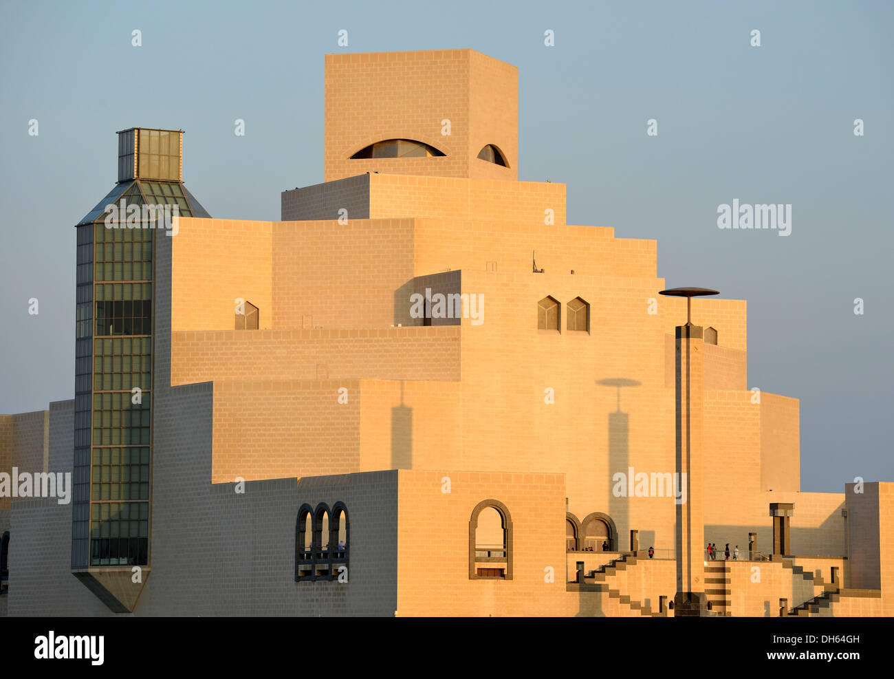 Museo de Arte Islámico, diseñado por I.M. Pei, en la luz de la tarde, Doha Corniche, Doha, Doha, Qatar Foto de stock