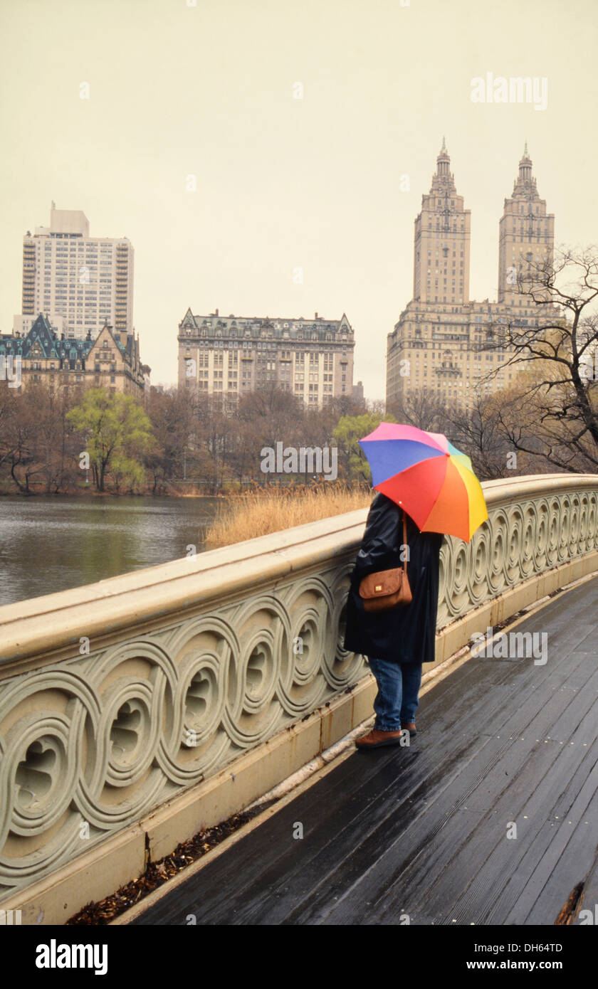 Mujer con sombrilla de pie en el puente de proa, Central Park, fotografía Manhattan, Ciudad de Nueva York, Nueva York Fotografía de stock - Alamy