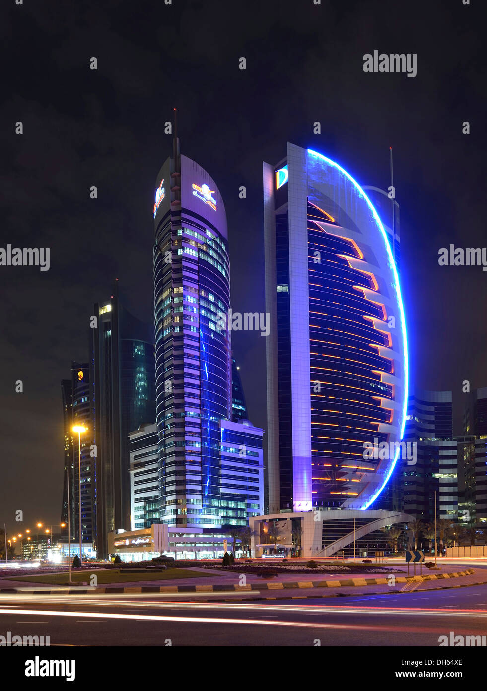 Horizonte de Doha por la noche con el Kahra Maa de torre y la Torre del Banco de Doha, Doha, Doha, Qatar Foto de stock