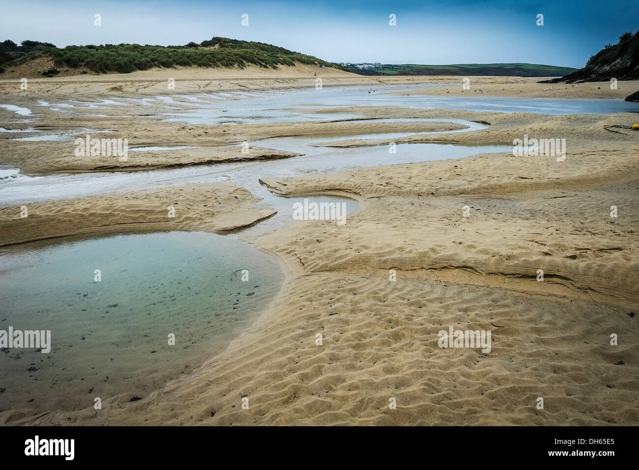 El lecho del río Gannel expuestos en la marea baja. Foto de stock