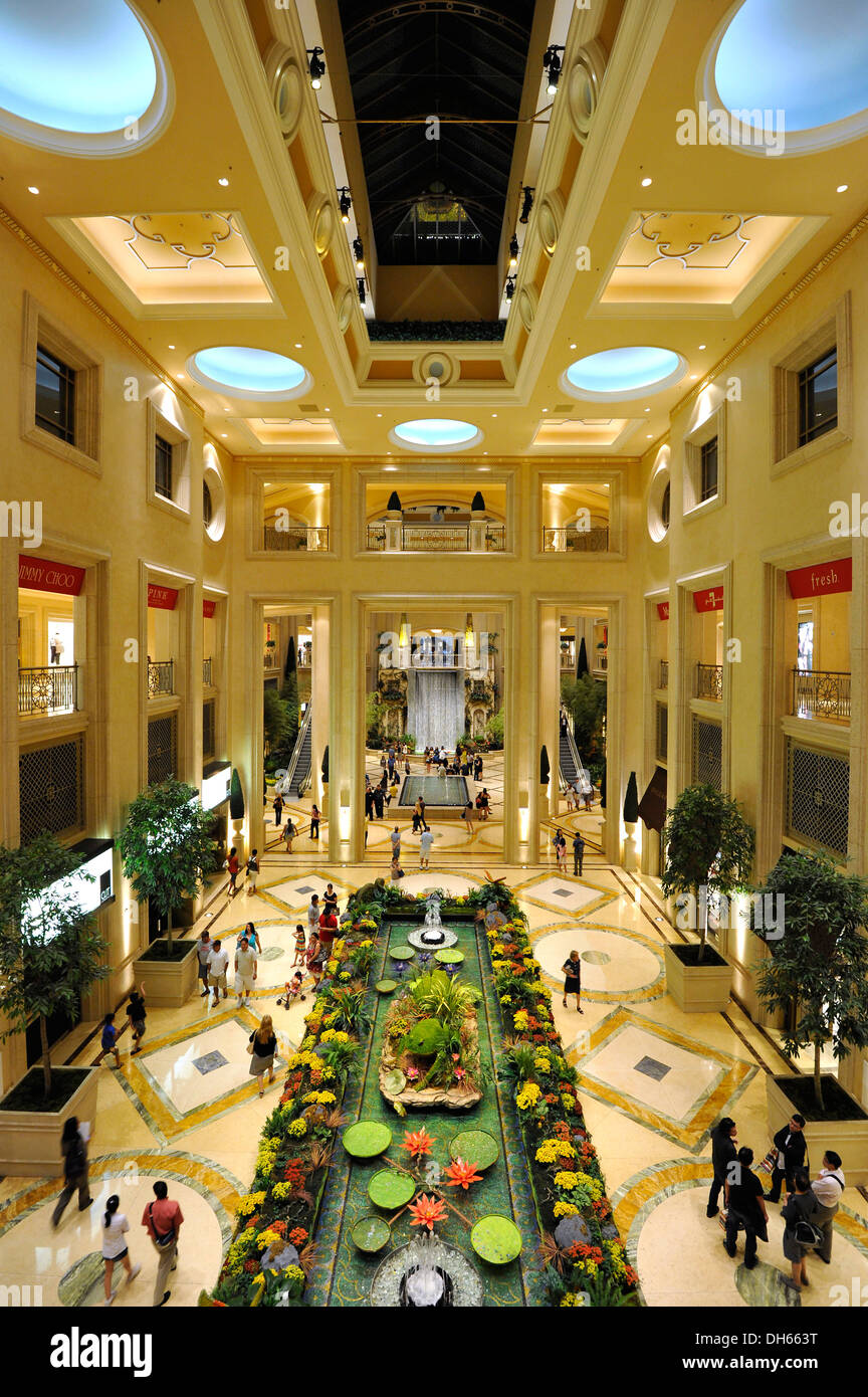 El vestíbulo, la zona de compras con una cascada, un hotel de lujo de 5  estrellas, el Palazzo, el Strip, en Las Vegas, Nevada, Estados Unidos  Fotografía de stock - Alamy