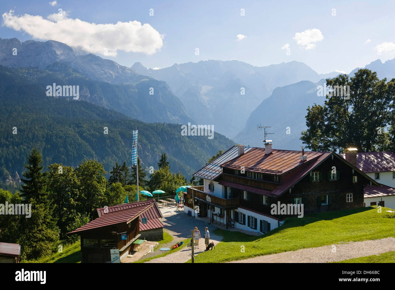 Eckbauer Graseck Inn, cerca de Garmisch, vista a las montañas Karwendel, Alpes, Alta Baviera, Alemania Foto de stock