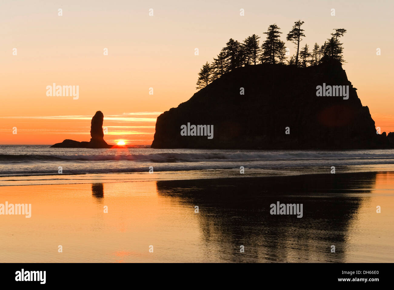 Atardecer en el Rialto Beach, Costa oeste, la Península Olímpica, el Parque Nacional Olympic, Washington, EE.UU. Foto de stock