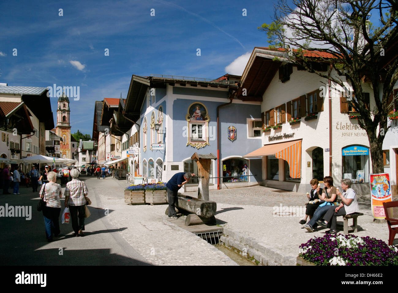 Zona peatonal en Mittenwald con la iglesia parroquial de San Pedro y san Pablo, región de Werdenfelser Land, Alta Baviera, Baviera Foto de stock