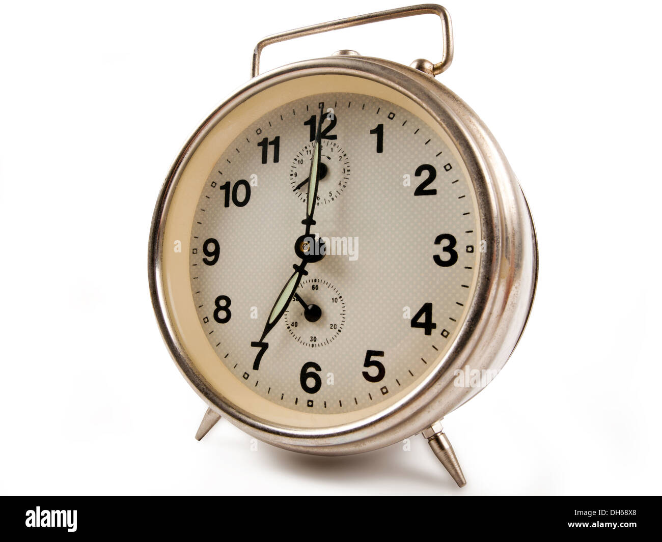 Reloj despertador Vintage - Reloj despertador retro antiguo sobre fondo  blanco. Aislado. ¡es hora de terminar el trabajo! 17:00 Fotografía de stock  - Alamy