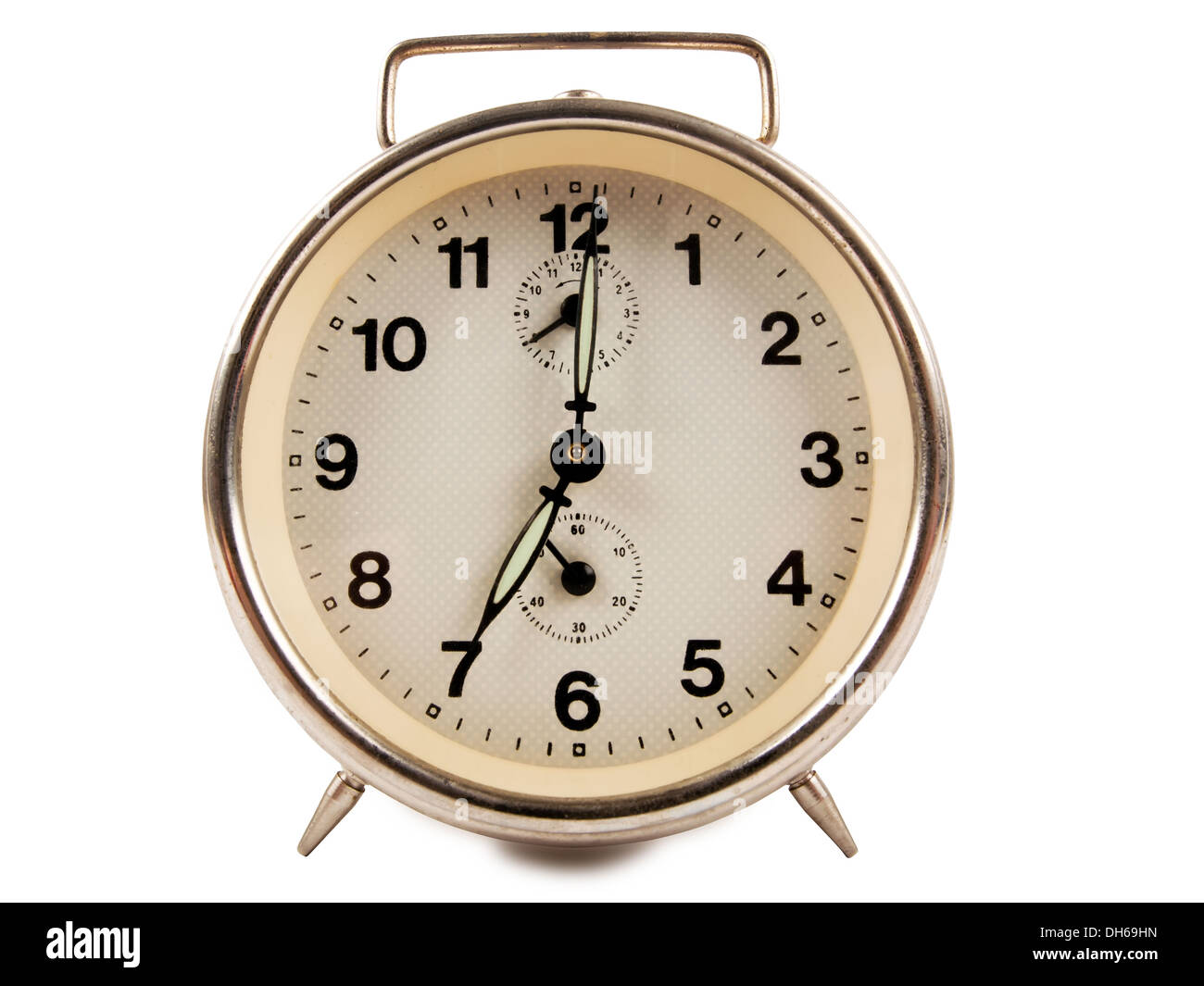 Reloj despertador Vintage - Reloj despertador retro antiguo sobre fondo  blanco. Aislado. ¡es hora de terminar el trabajo! 17:00 Fotografía de stock  - Alamy