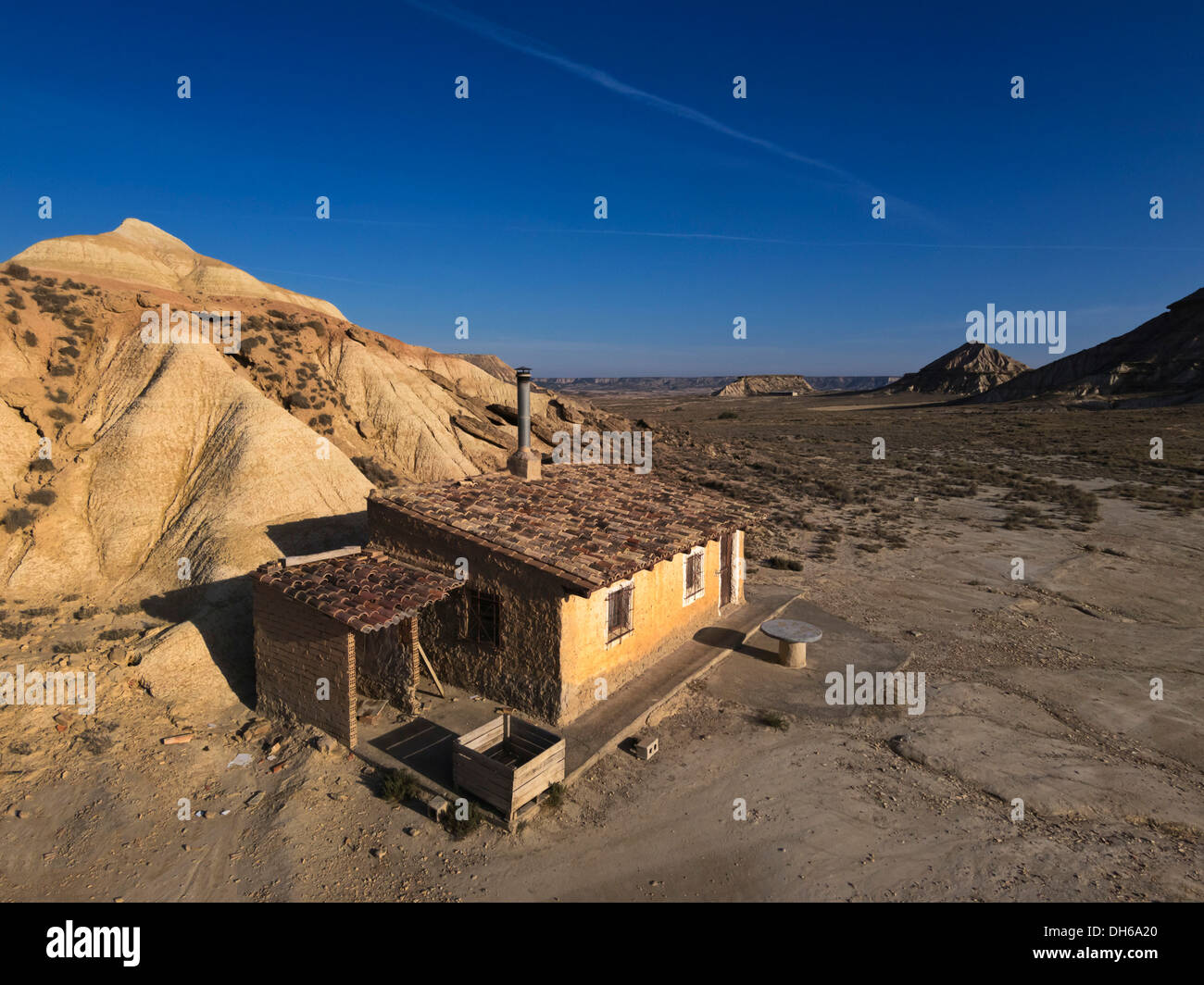 Simple cabaña de pastores, característico paisaje extraño de arcilla ocre, semidesértica Bardenas Reales, Reserva de la Biosfera de la UNESCO Foto de stock
