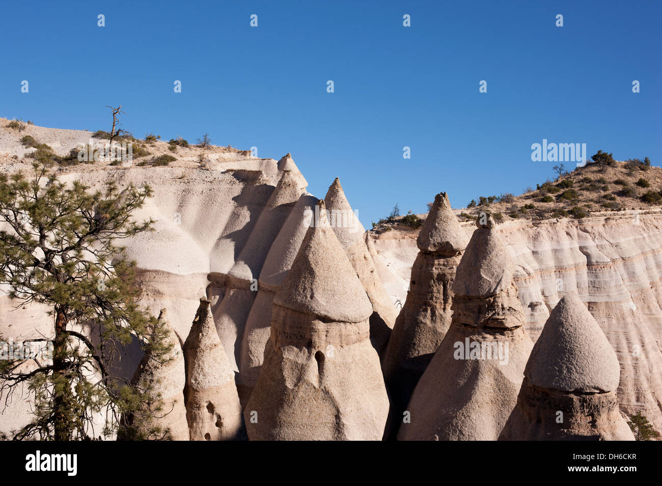 Rocas en forma de cono talladas en un yacimiento volcánico (piedra pómez, ceniza). Monumento Nacional Kasha-Katuwe Tent Rock, Condado de Sandoval, Nuevo México, Estados Unidos. Foto de stock