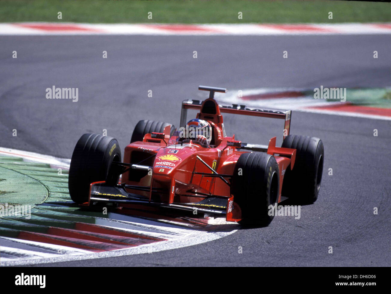Michael Schumacher en un Ferrari F300 en el GP de Italia, Monza, Italia 1998. Foto de stock