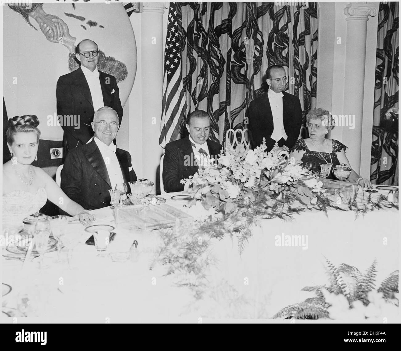 Fotografía del Presidente y la Sra. Truman con el Presidente Gabriel  González Videla de Chile y su esposa, en un... 200206 Fotografía de stock -  Alamy