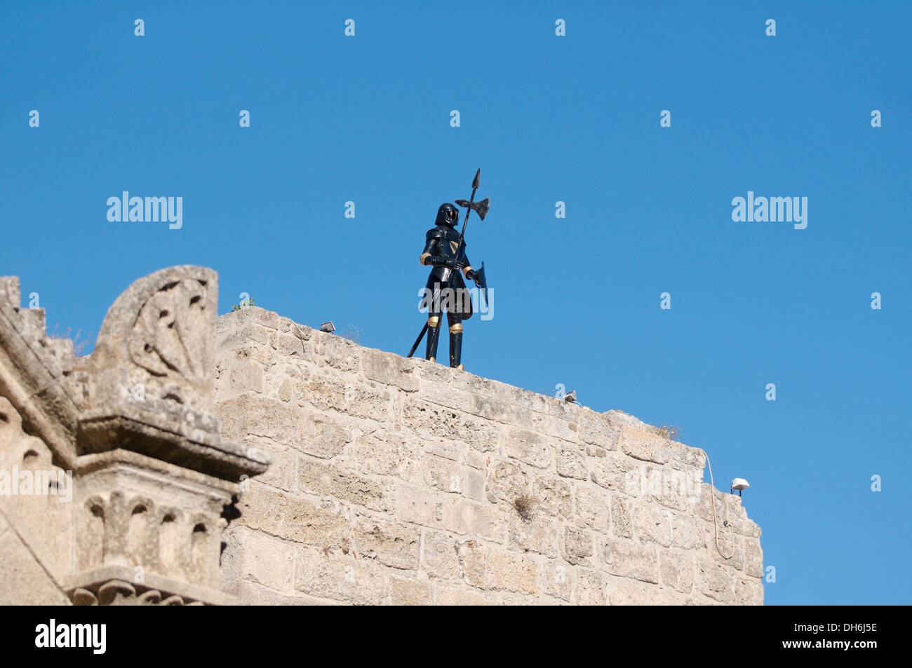 Caballero de pie sobre la muralla del castillo, en la isla de Rhodes, Grecia Foto de stock