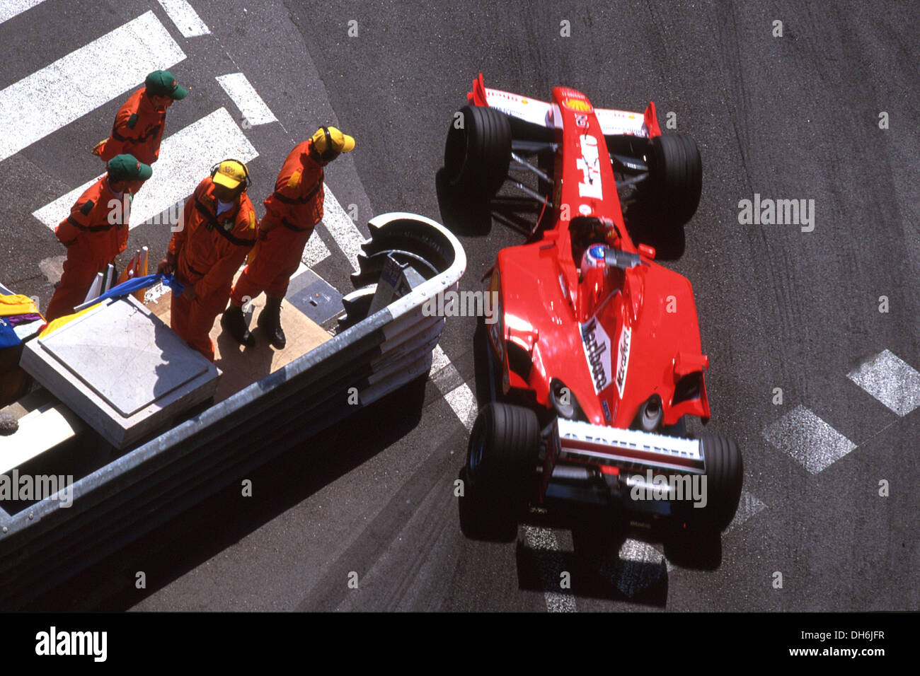 Michael Schumacher conduciendo su Ferrari, de ganar el Grand Prix de Mónaco, 27 de mayo de 2001. Foto de stock