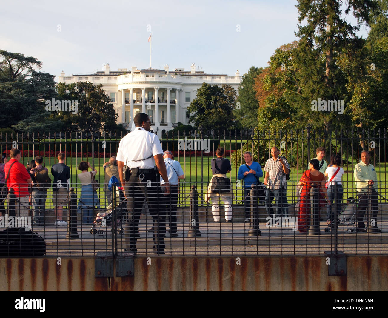 Servicio Secreto de los Estados Unidos División oficial del Departamento de Policía Uniformada relojes multitudes fuera de la Casa Blanca, en Washington DC, EE.UU. Foto de stock
