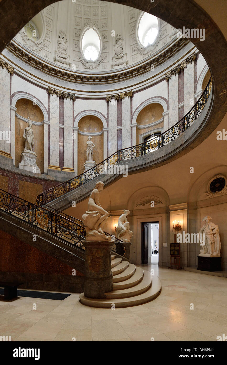 Berlín. Alemania. Bode Museum. Escalera ovalada de la pequeña cúpula. Foto de stock