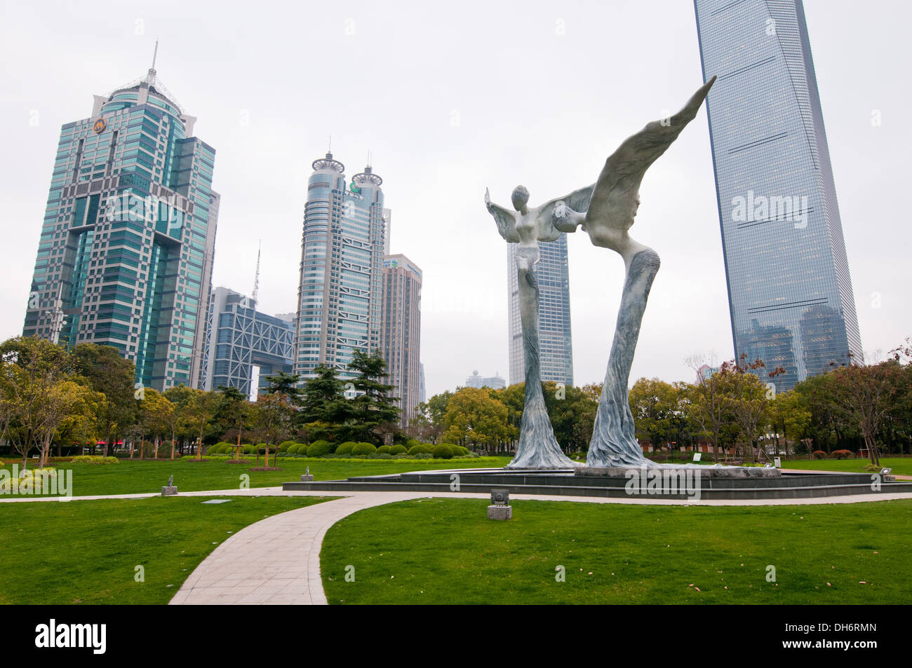 Estatuas de ángeles en Lujiazui Park, Distrito de Pudong, Shanghai, China. Detrás: Centro Financiero Mundial de Shanghai (r) Foto de stock