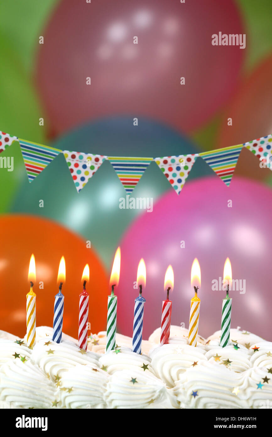 Feliz Cumpleaños con globos velas y pastel Foto de stock