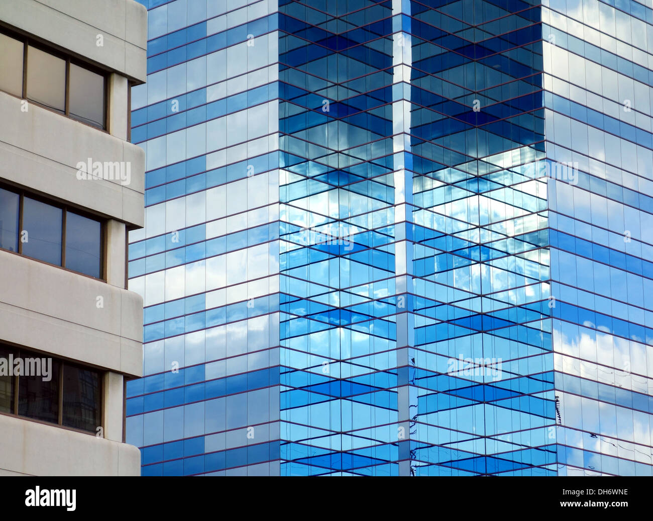 Cielo azul reflejado en una fachada de vidrio en Toronto, Canadá Foto de stock