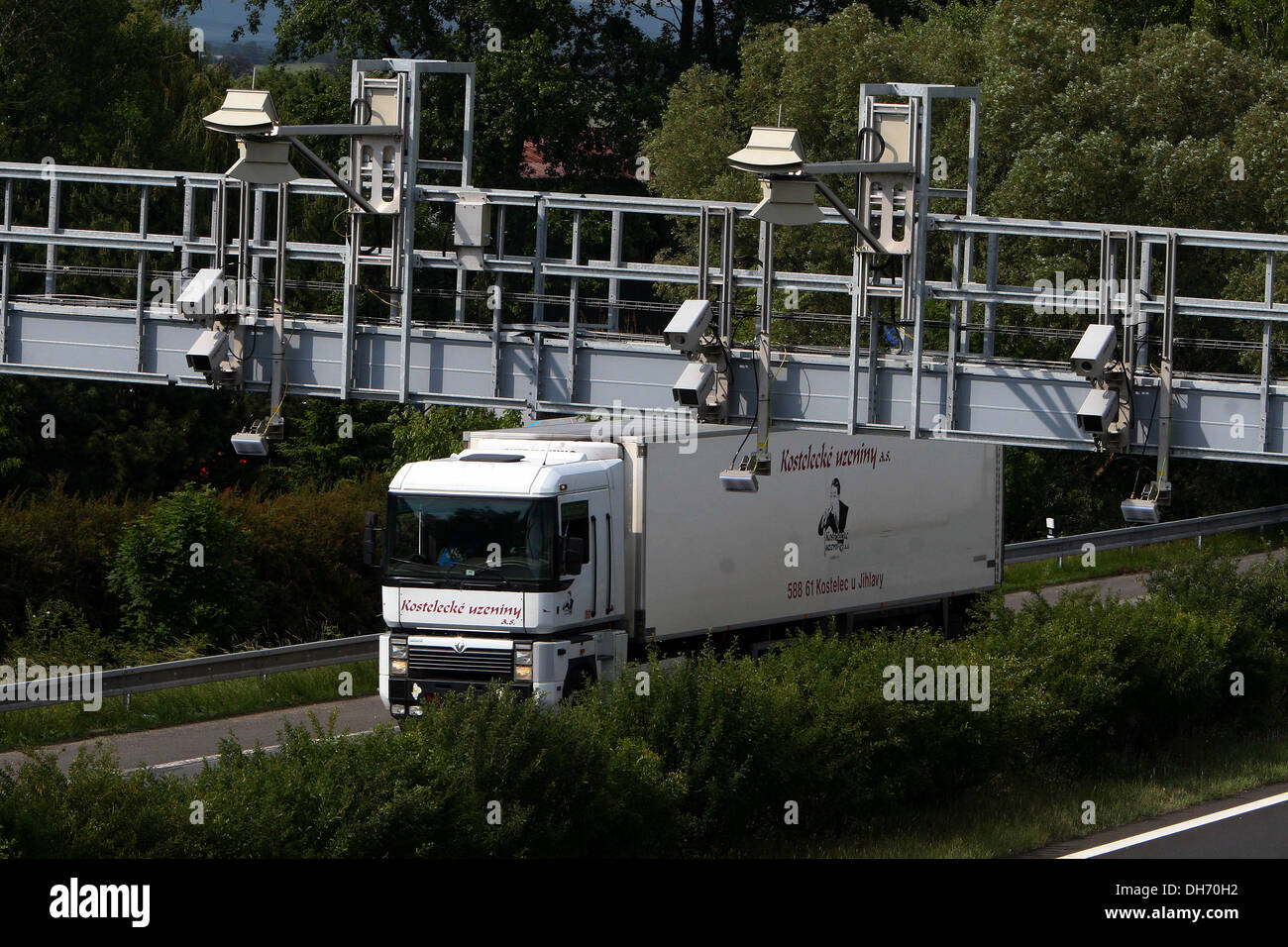 Puerta de peaje en una autopista. El sistema de cámara Tecnología de  microondas para controlar el movimiento de camiones República Checa  Fotografía de stock - Alamy