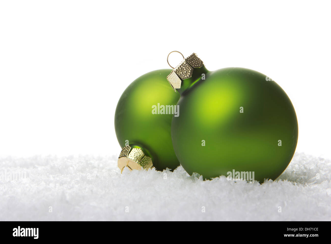 Navidad, verde navidad bolas de nieve artificial con fondo blanco. Foto de stock