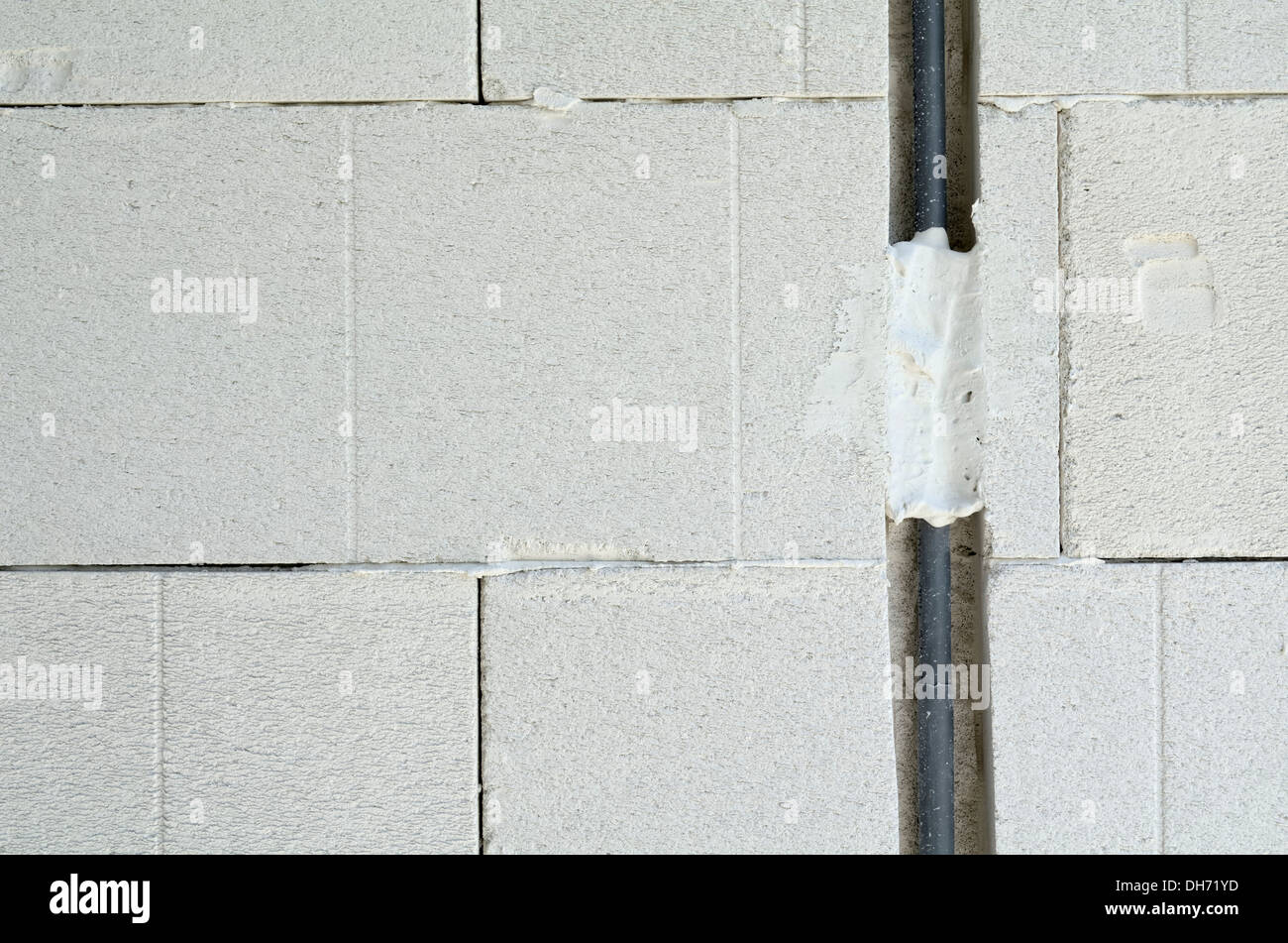 Cable eléctrico aislado tallado en pared de ladrillo horizontal Foto de stock