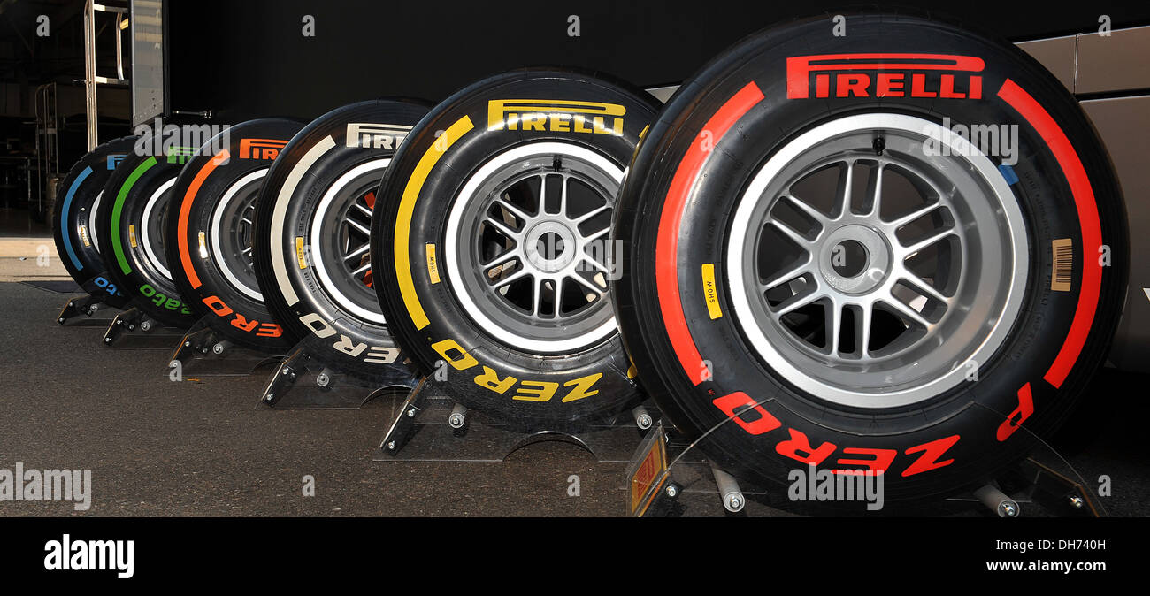 Conjunto completo de neumáticos Pirelli durante el segundo día del joven piloto de F1/prueba de neumáticos en el circuito de Silverstone, Northamptonshire. Foto de stock