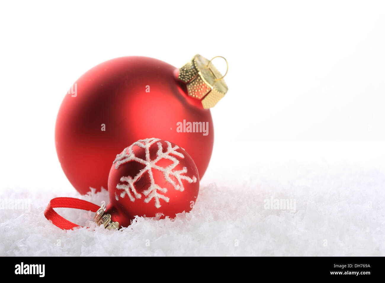 Navidad, bolas de Navidad roja con patrón blanco de nieve artificial Foto de stock