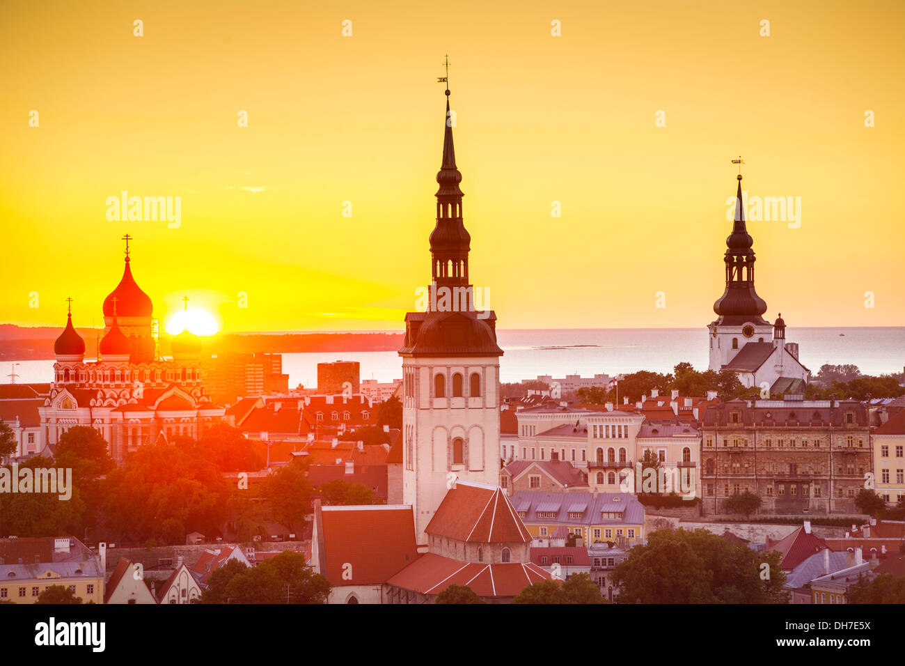 Atardecer en Tallin, Estonia, en el casco antiguo de la ciudad. Foto de stock