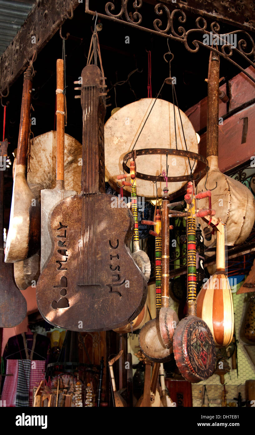 Marrakech Marruecos Tienda de Instrumentos Musicales guitarra tambor Foto de stock