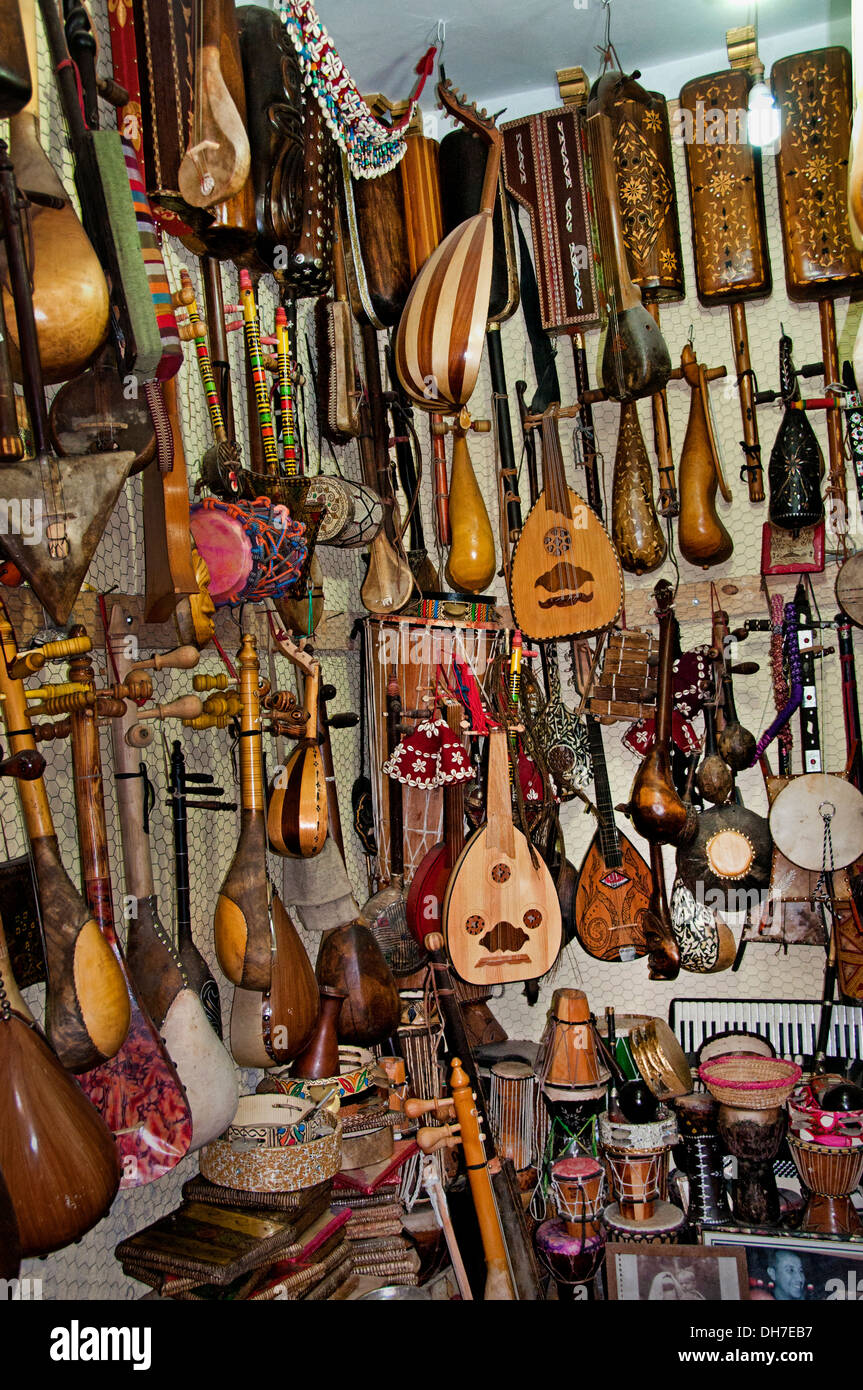 Marrakech Marruecos Tienda de Instrumentos Musicales guitarra tambor Foto de stock