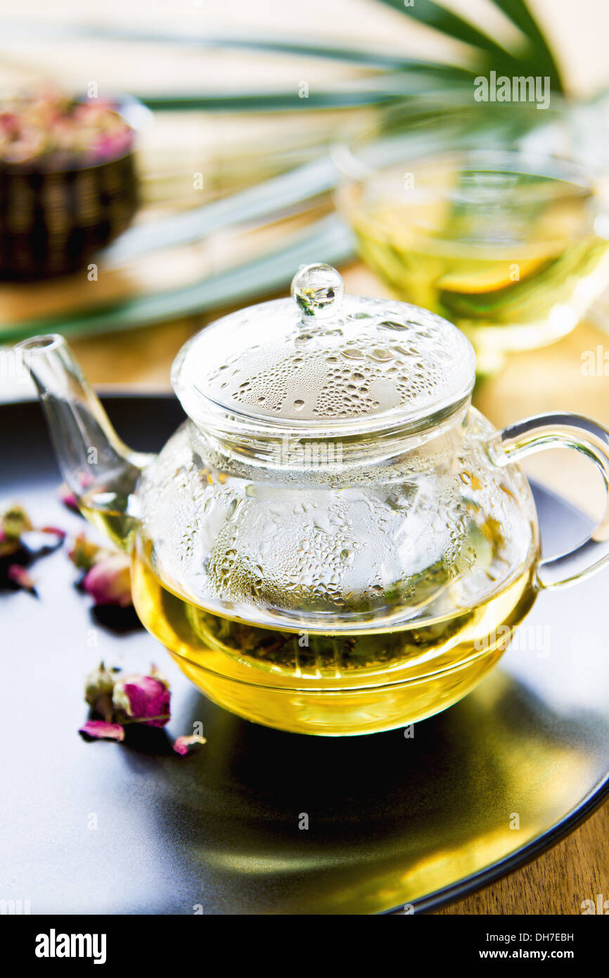 Verbena, menta y capullos de rosa como mezclar té de hierbas en una olla de té Foto de stock