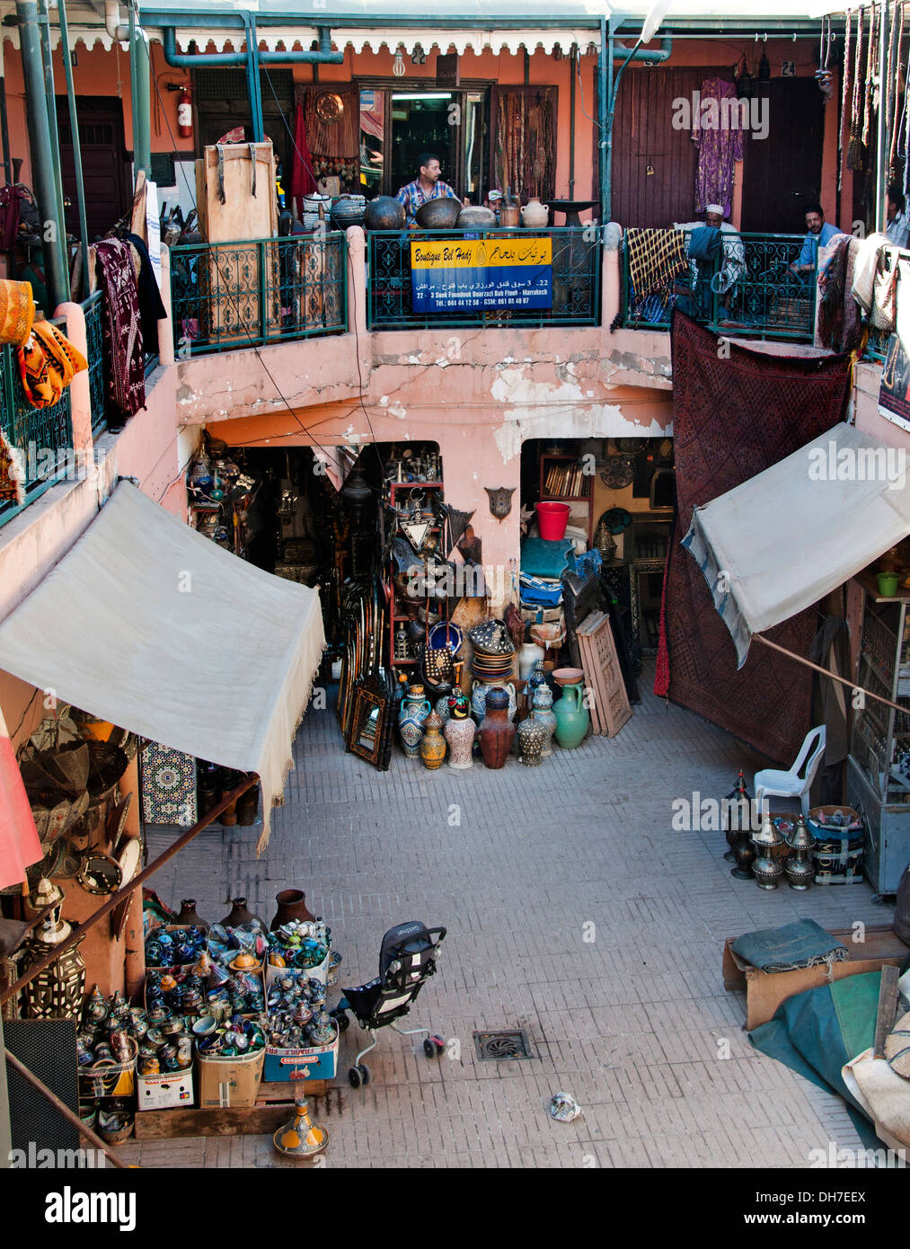 Tienda de antigüedades de Marruecos Marrakech Medina mercado Souk Foto de stock