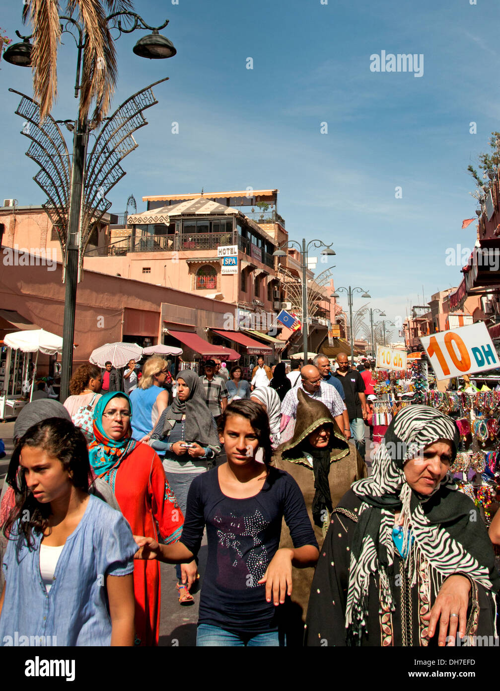 Marruecos Marrakech Medina calle comercial mujer Foto de stock