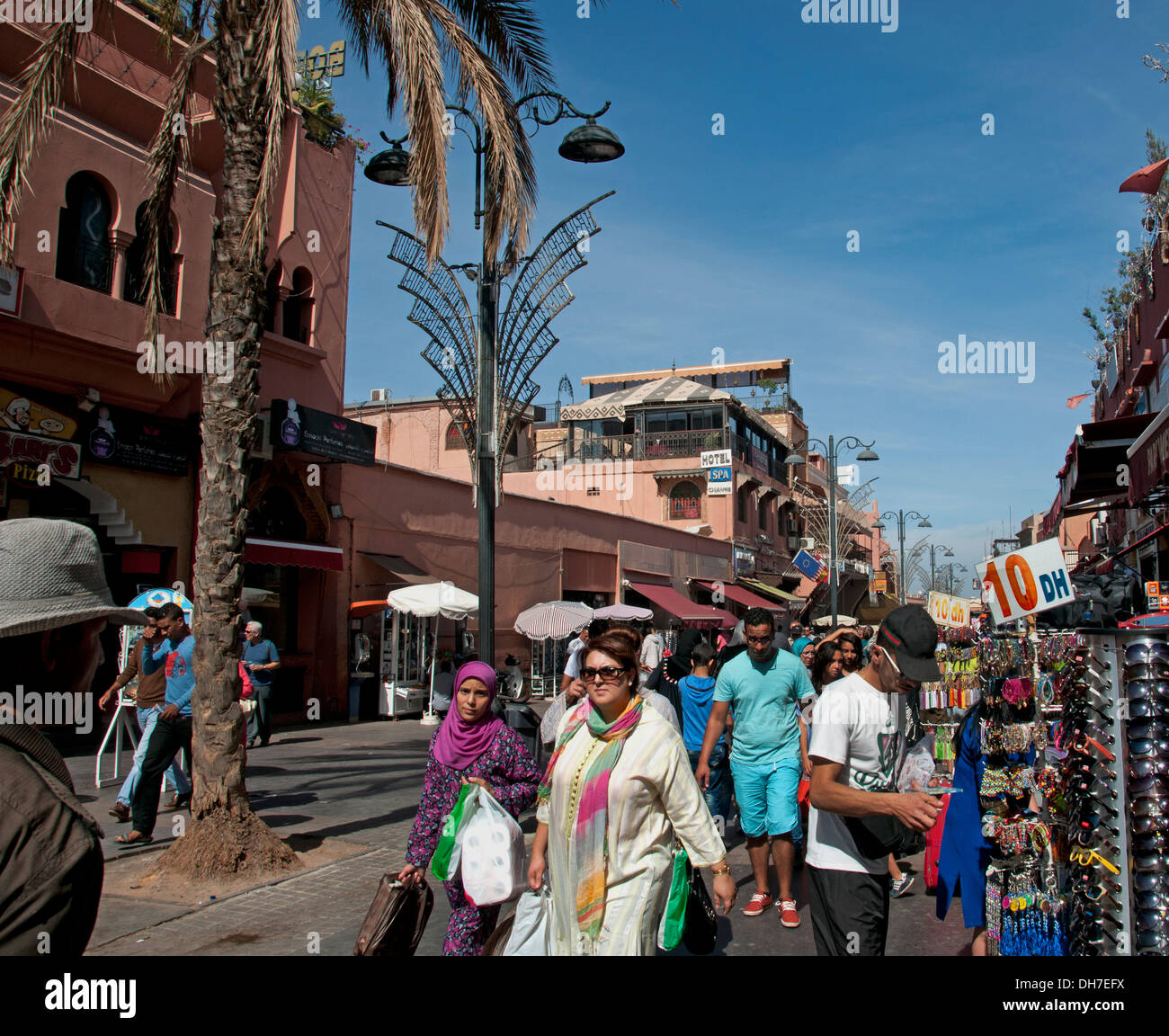 Marruecos Marrakech Medina calle comercial mujer Foto de stock