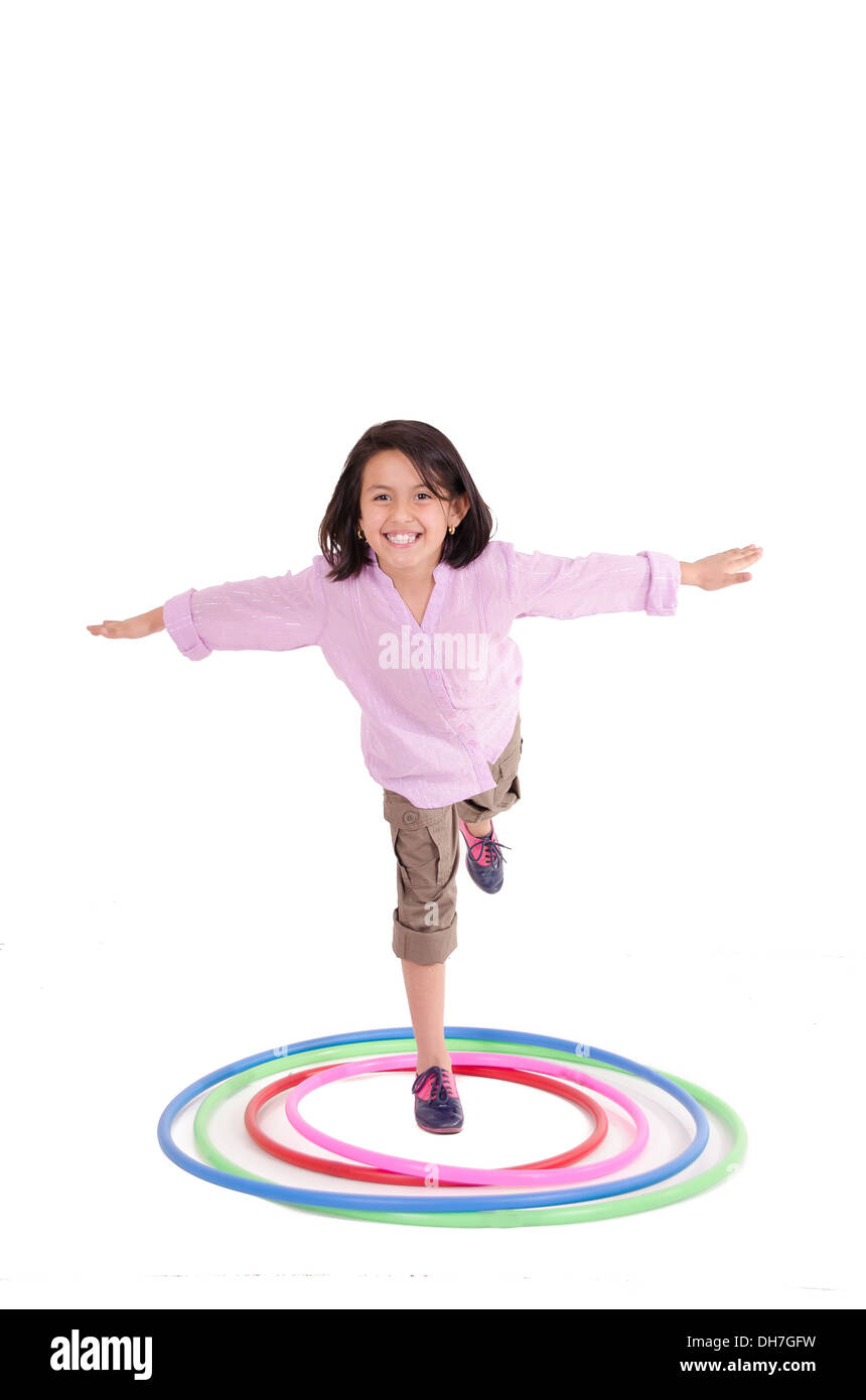 Niña en rosa ropa con hula hoop haciendo gimnasia Fotografía de stock -  Alamy