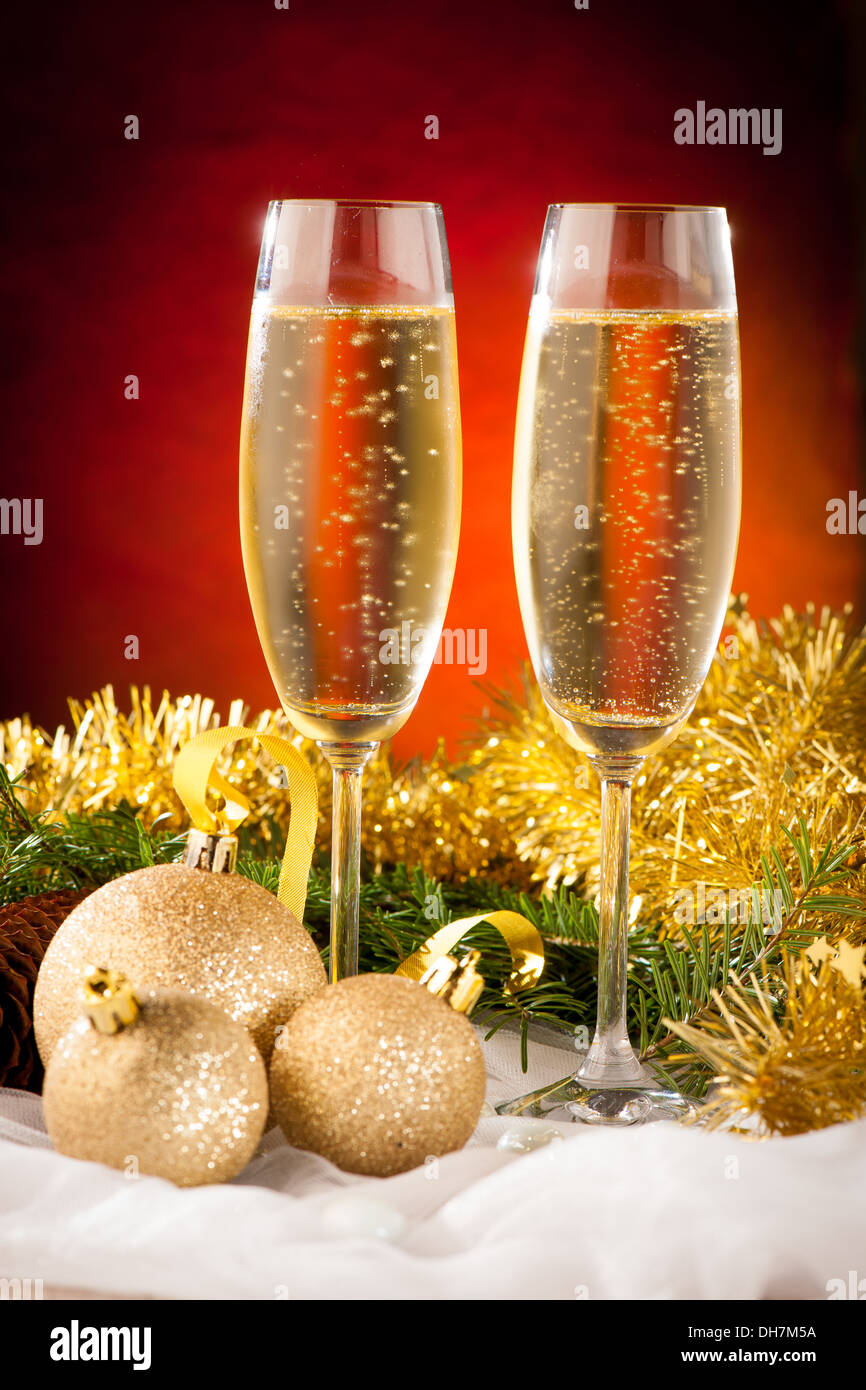 Dos copas de vino espumoso en la decoración de Navidad y Año Nuevo acuerdo antecedentes Foto de stock