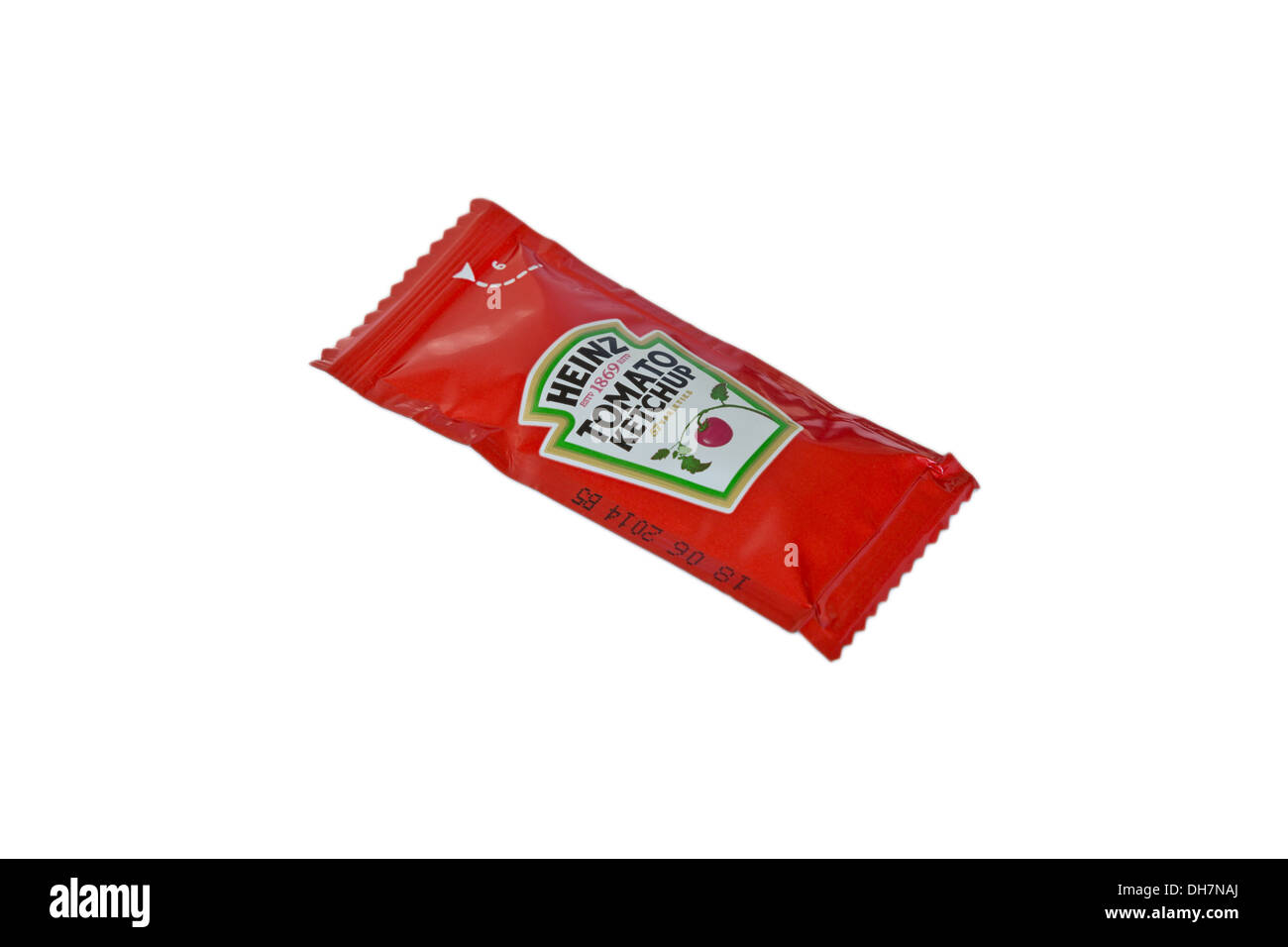 La salsa de tomate ketchup Heinz bolsita sobre fondo blanco. Foto de stock