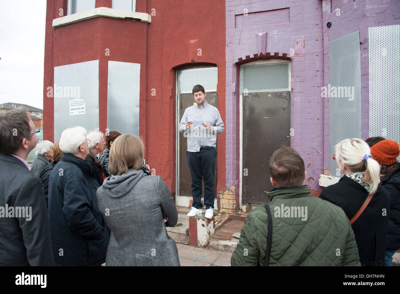Altavoz público hablando a los espectadores en casas abandonadas Foto de stock