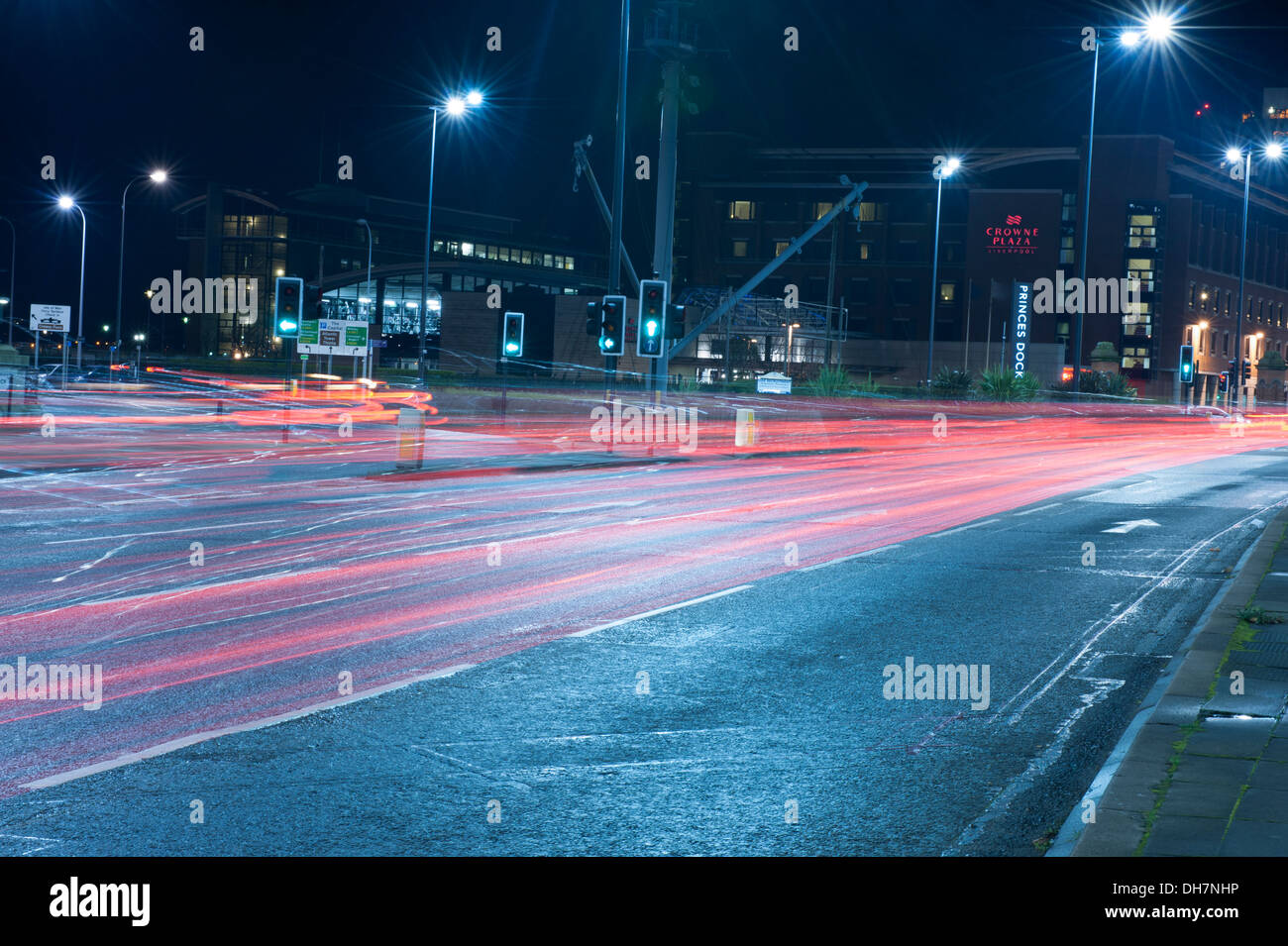 Fast semáforo de la calle de la ciudad de noche no hay personas Foto de stock