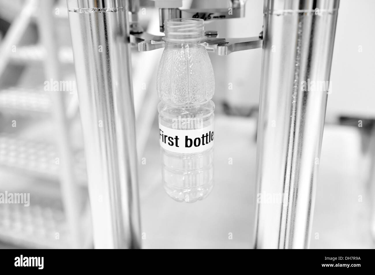 Una botella de plástico listos para ser rellenados en una línea de embotellado Foto de stock