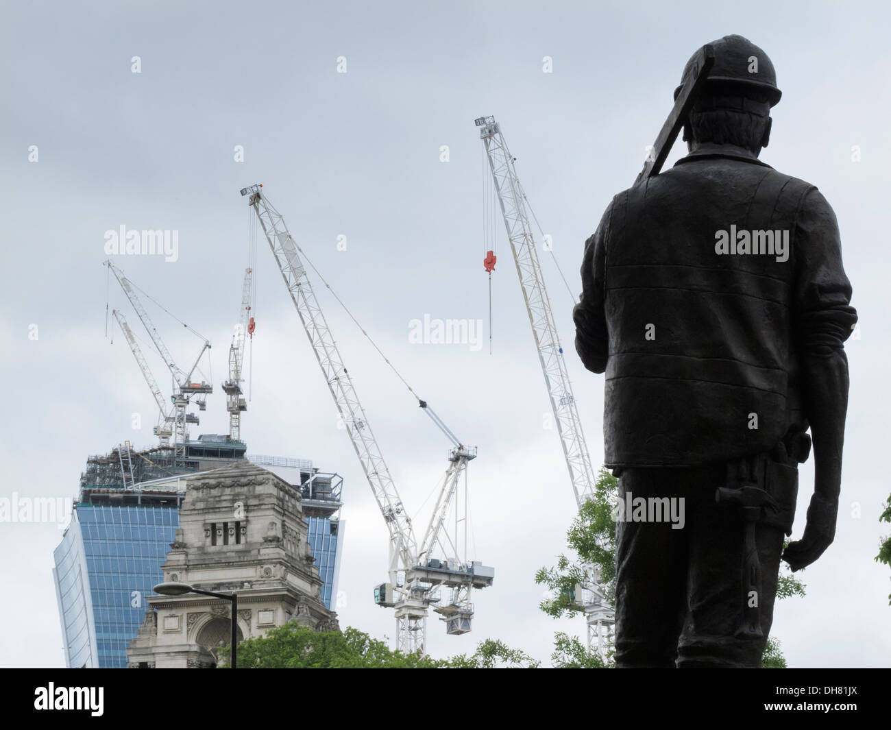 Monumento al trabajador de la construcción de Tower Hill Londres Inglaterra (obreros de la construcción muertos en accidentes en sitios de construcción en el Reino Unido) Foto de stock