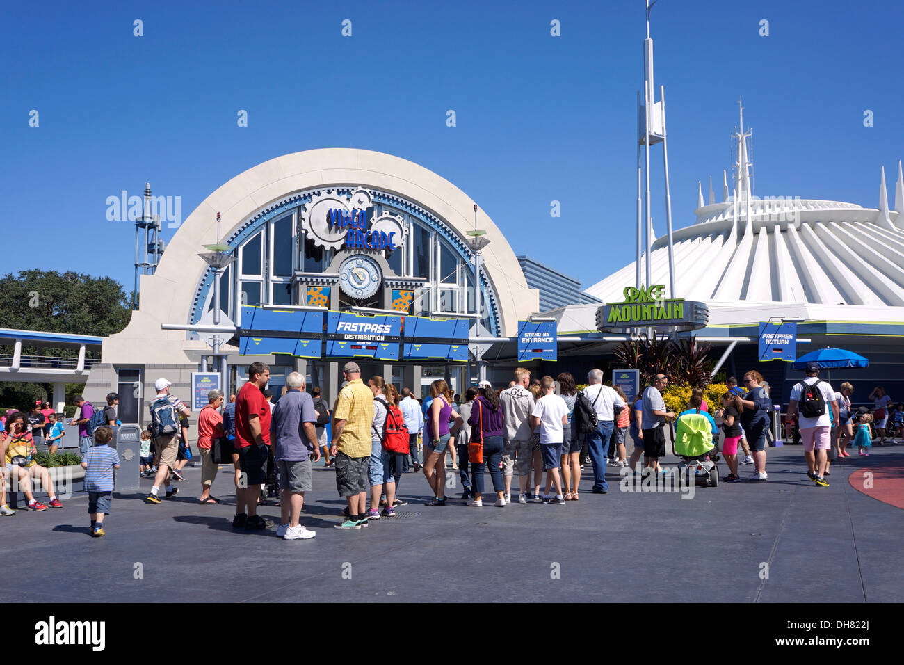 Video Juegos y Space Mountain en Tomorrowland, Disney World Resort, Orlando,  Florida Fotografía de stock - Alamy