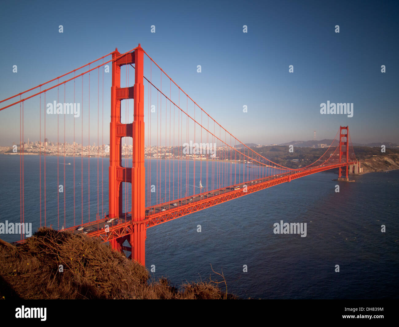 Una vista clásica del Puente Golden Gate en una clara noche de agosto. San Francisco, California. Foto de stock
