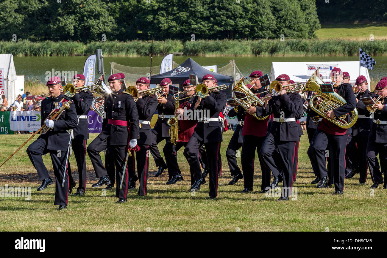 La Banda del Regimiento de Paracaidistas entretener a las multitudes en la muestra agrícola Aylsham, Norfolk, Reino Unido. Foto de stock