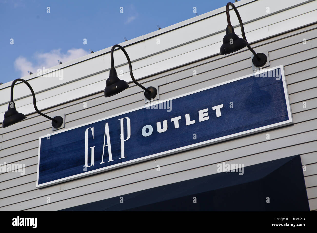 Una tienda Outlet de gap es retratada en el Lee Premium Outlets en Lee